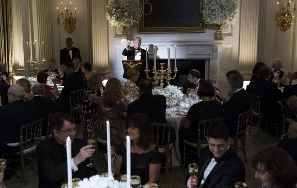 Quốc yến sang trọng đón Tổng thống Pháp của ông Trump - 13 Đệ nhất phu nhân Melania được cho là đã chuẩn bị kỹ lưỡng từng chi tiết cho quốc yến đón Tổng thống Pháp. Tất cả các vật dụng được sử dụng đều toát lên sự sang trọng và chu đáo của nước chủ nhà. (Ảnh: Washington Post)