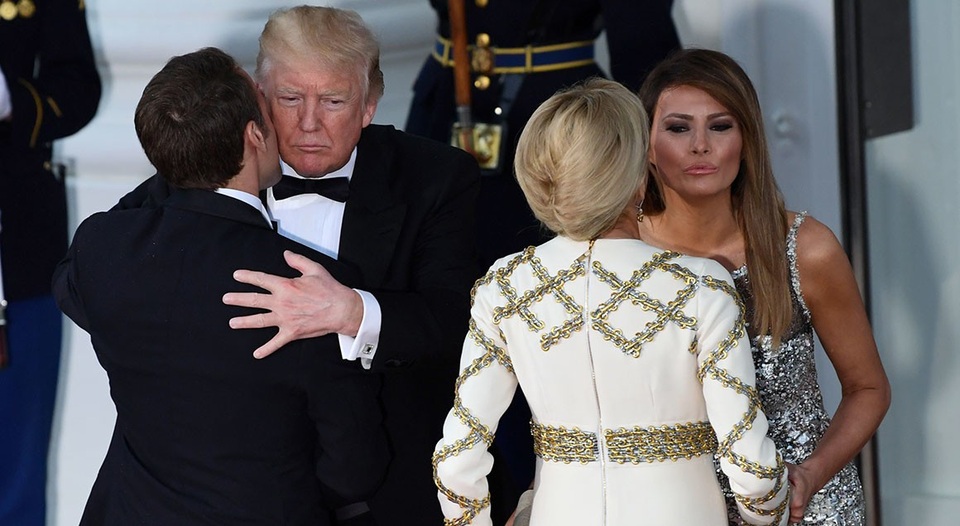 Quốc yến sang trọng đón Tổng thống Pháp của ông Trump - 2 Hai tổng thống và đệ nhất phu nhân đã dành cho nhau những cử chỉ thân mật trước khi bắt đầu bữa tiệc tối tại Nhà Trắng. Đây cũng là quốc yến đầu tiên được tổ chức kể từ khi Tổng thống Trump lên nắm quyền hồi tháng 1 năm ngoái. (Ảnh: AP)