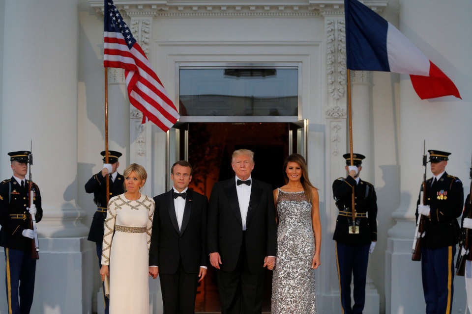 Quốc yến sang trọng đón Tổng thống Pháp của ông Trump - 3 Tổng thống Macron và phu nhân đã tới Mỹ từ ngày 23/4, bắt đầu chuyến thăm chính thức kéo dài 3 ngày. Ông Macron là nhà lãnh đạo nước ngoài đầu tiên được đón tiếp theo nghi thức cấp nhà nước dưới thời Tổng thống Trump, thể hiện mối quan hệ đồng minh thân cận giữa Pháp và Mỹ. (Ảnh: Reuters)