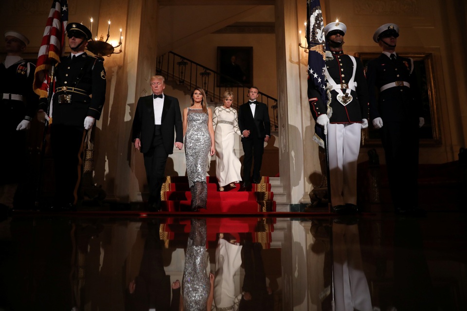 Quốc yến sang trọng đón Tổng thống Pháp của ông Trump - 4 Hai đệ nhất phu nhân đều lựa chọn những trang phục ấn tượng cho sự kiện quan trọng tại Nhà Trắng. Theo Politico, số lượng khách tham dự quốc yến là 123 người, trong đó có nhiều thành viên trong nội các của Tổng thống Trump, các nhân viên trong chính quyền Mỹ, một số quan chức và lãnh đạo doanh nghiệp. (Ảnh: Reuters)