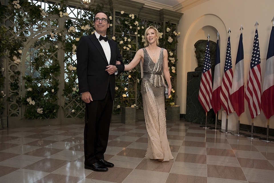 Quốc yến sang trọng đón Tổng thống Pháp của ông Trump - 6
Bộ trưởng Tài chính Mỹ Steven Mnuchin và phu nhân, nữ diễn viên Louise Linton, xuất hiện tại Nhà Trắng trước khi quốc yến bắt đầu. (Ảnh: Getty)