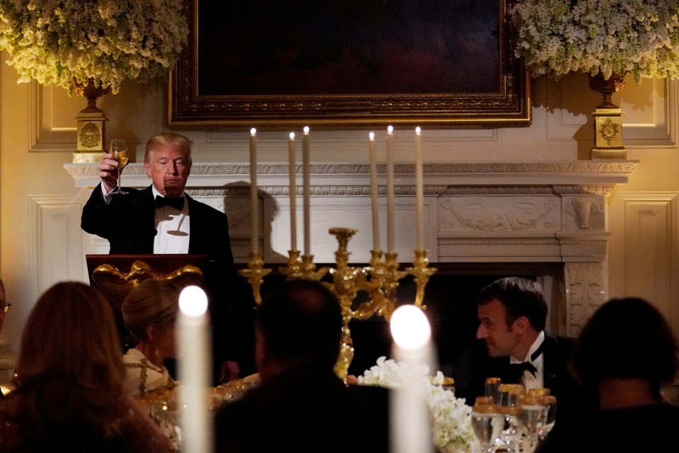 Quốc yến sang trọng đón Tổng thống Pháp của ông Trump - 9
Tổng thống Trump đã gửi lời cảm ơn tới Đệ nhất phu nhân Melania vì sự chuẩn bị chu đáo của bà cho quốc yến. Ông Trump ca ngợi bà Melania là “đệ nhất phu nhân tuyệt vời” và nói rằng mọi người sẽ luôn “trân trọng cũng như ghi nhớ” sự kiện này. (Ảnh: Reuters)