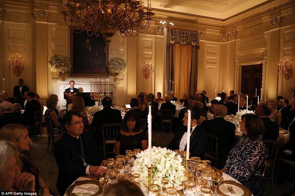 Quốc yến sang trọng đón Tổng thống Pháp của ông Trump - 10 Tổng thống Macron cũng gửi lời cảm ơn Tổng thống Trump vì sự đón tiếp nồng hậu và ca ngợi “tình hữu nghị không thể tách rời” giữa Mỹ và Pháp. Chuyến thăm của nhà lãnh đạo Pháp tới Mỹ diễn ra khi hai nước kỷ niệm 250 năm thiết lập quan hệ song phương. (Ảnh: Reuters)