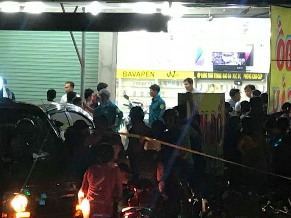 
Công an phong tỏa để điều tra hiện trường
