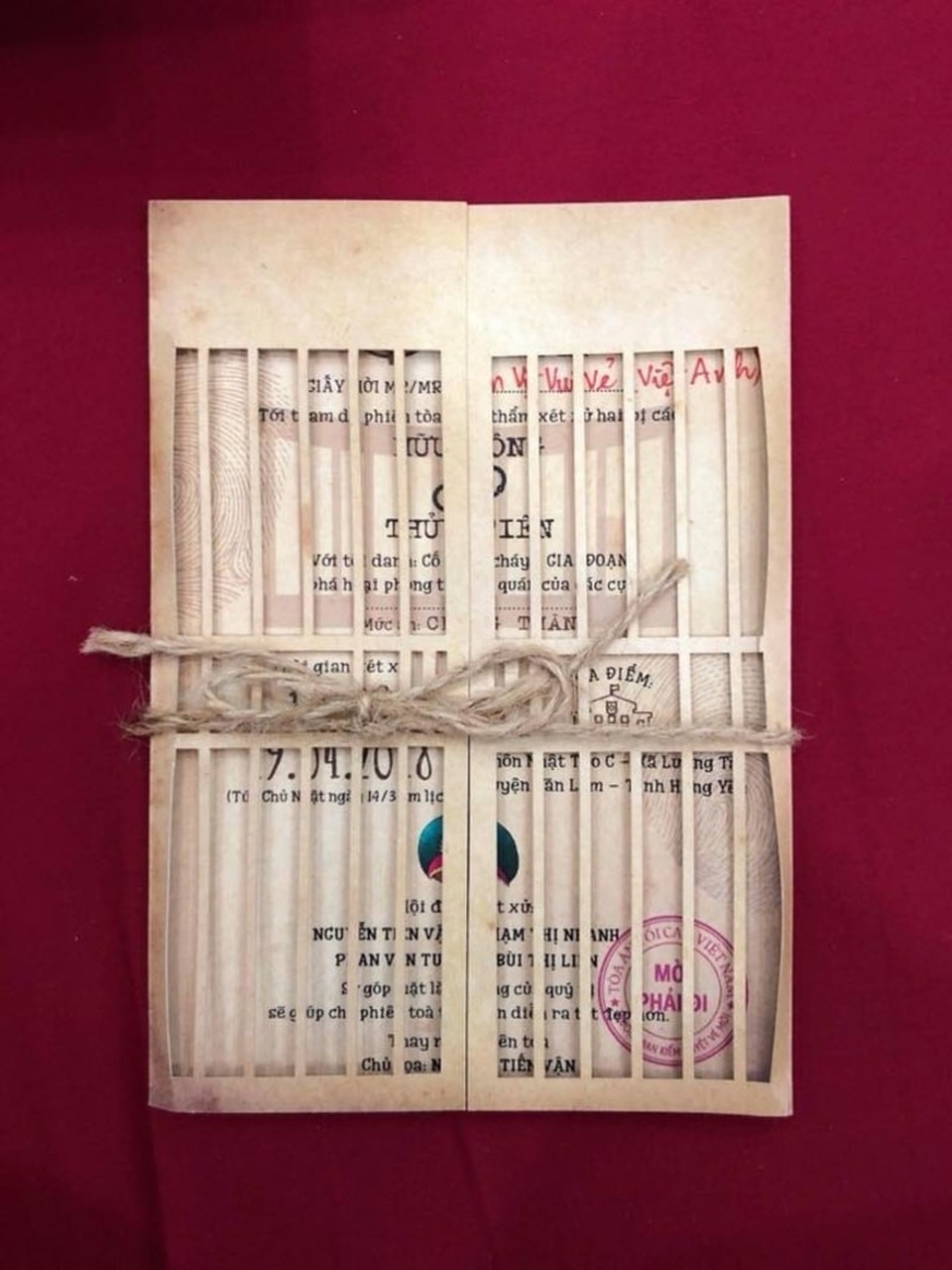 Độc đáo thiệp cưới “toà tuyên án” của cặp đôi trai xinh gái đẹp - 2 Thiệp cưới “toà tuyên án” của cặp đôi trai xinh gái đẹp