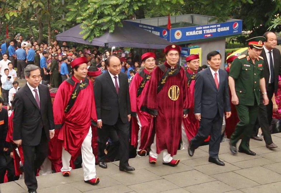 Thủ tướng Nguyễn Xuân Phúc dâng hương tưởng nhớ các Vua Hùng - 7
Lãnh đạo Đảng, Nhà nước di chuyển lên Đền Thượng để thực hiện nghi lễ dâng hương.