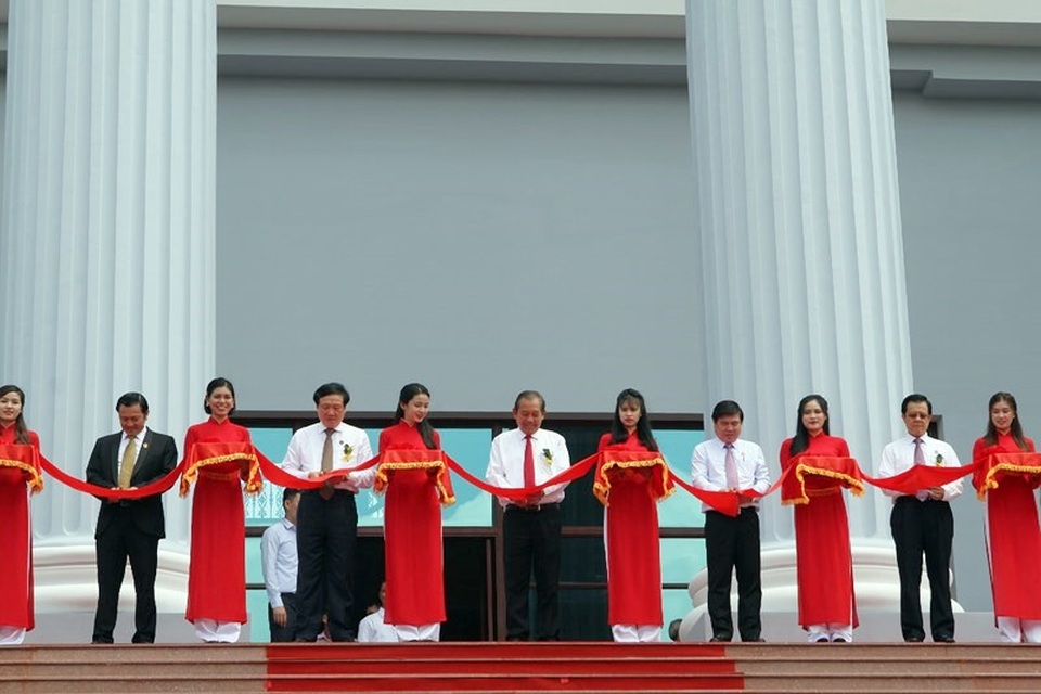  Phó thủ tướng Trương Hoà Bình, Chánh án TAND tối cao Nguyễn Hoà Bình cùng các lãnh đạo cắt băng khánh thành trụ sở