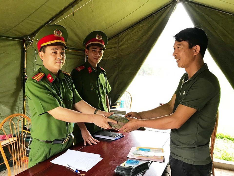 Công an tìm trả người đánh rơi 100 triệu đồng tại lễ hội Hoa Lư - 1 Công an huyện Hoa Lư trả lại tài sản giá trị cho anh Dương Văn Trường.