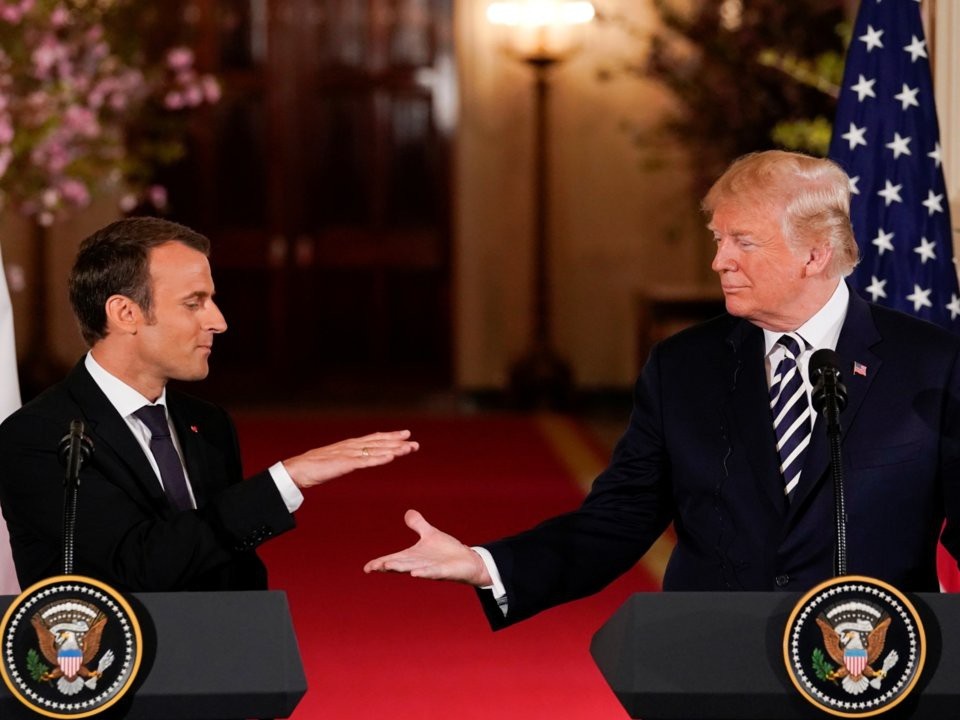 Màn bắt tay "giật và kéo" của Tổng thống Trump và Tổng thống Pháp - 1
Hai nhà lãnh đạo Mỹ, Pháp bắt tay trong cuộc họp báo chung. (Ảnh: Reuters)