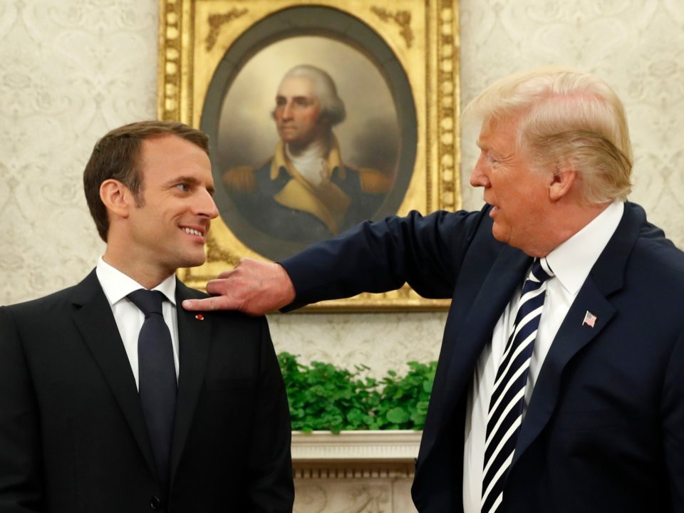 Màn bắt tay "giật và kéo" của Tổng thống Trump và Tổng thống Pháp - 3
Ông Trump phủi gàu trên vai áo ông Macron. (Ảnh: Reuters)