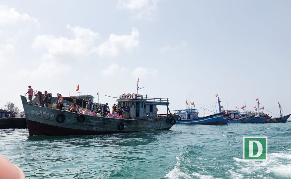 Lý Sơn: “Biển trời bao la, đẹp như gấm hoa” - 1 Từ cảng Sa Kỳ, mất khoảng hơn 1 giờ, ca nô cao tốc sẽ đưa du khách từ đất liền ra đến huyện đảo Lý Sơn. Vẻ đẹp biển trời nơi đây có thể cảm nhận được ngay trên hành trình từ đất liền ra đảo.
