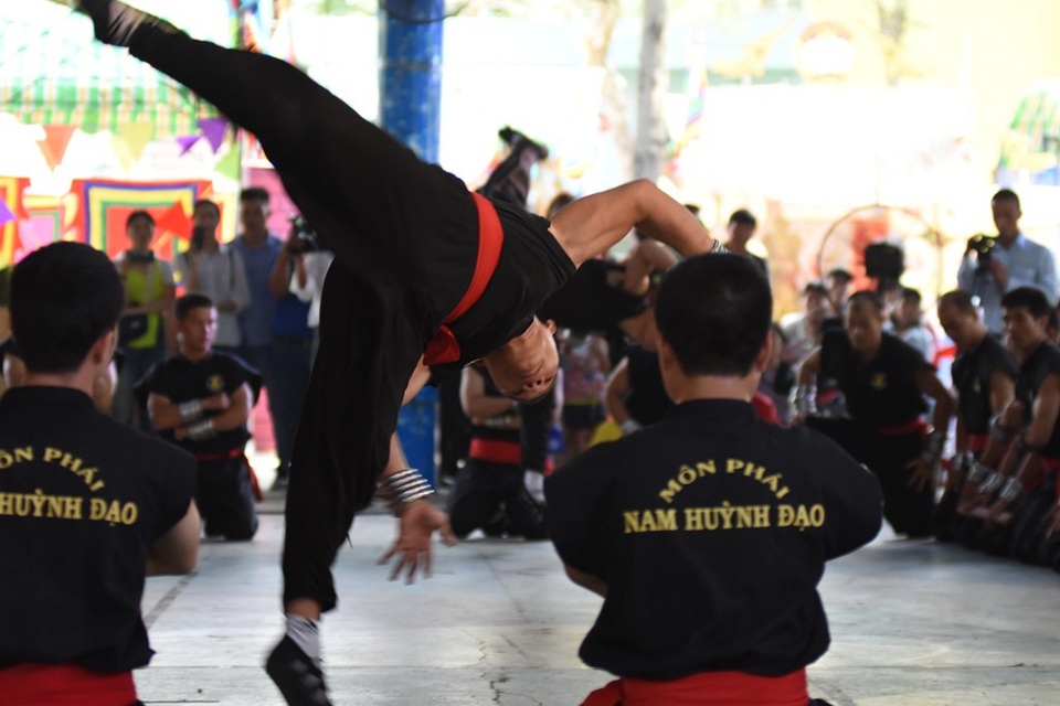 Võ sư Huỳnh Tuấn Kiệt biểu diễn công phu truyền điện công khai - 2 Võ sư Huỳnh Tuấn Kiệt biểu diễn công phu truyền điện công khai - 2