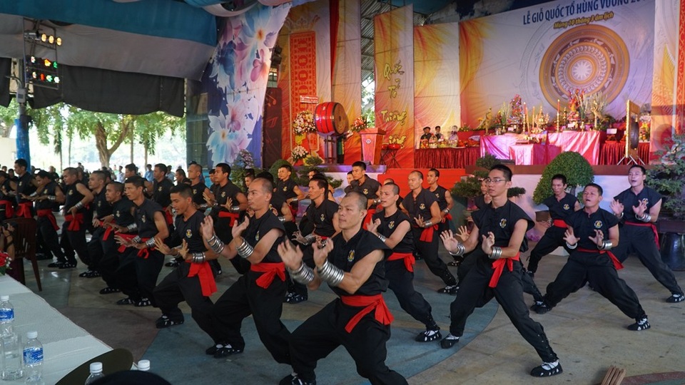 Võ sư Huỳnh Tuấn Kiệt biểu diễn công phu truyền điện công khai - 3 Võ sư Huỳnh Tuấn Kiệt biểu diễn công phu truyền điện công khai - 3