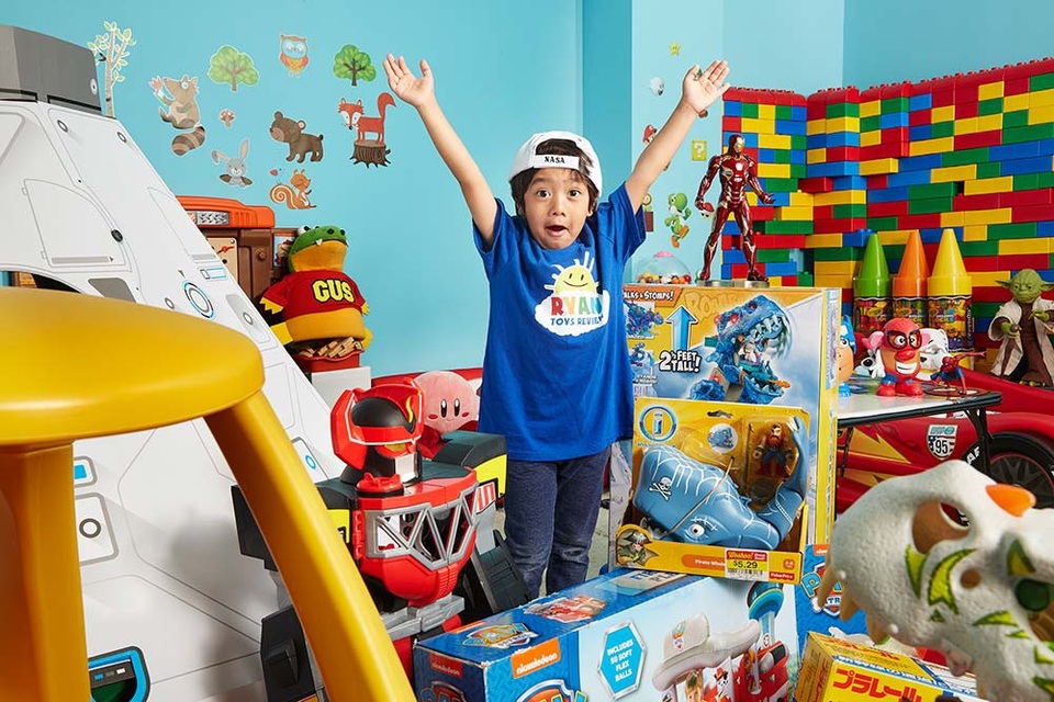 “Ghen tị” với mức thu nhập của “sao nhí” - 1 Cậu bé Ryan ToysReview (7 tuổi) kiếm 11 triệu USD (250 tỷ đồng) trong năm qua
