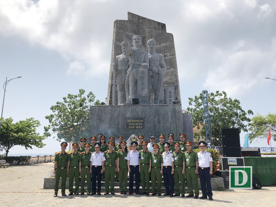 Lý Sơn: “Biển trời bao la, đẹp như gấm hoa” - 2 Lý Sơn là một huyện đảo đặc biệt bởi đây chính là quê hương của đội hùng binh Hoàng Sa kiêm quản Bắc Hải. Nhiều đoàn khách đến Lý Sơn đều ghé thăm nhà lưu niệm với nhiều tài liệu, hiện vật nhắc nhớ về đội hùng binh từ thời nhà Nguyễn đã nhận nhiệm vụ khai thác, đánh bắt thủy hải sản, cũng là khẳng định chủ quyền của nước ta đối với Hoàng Sa từ thời bấy giờ