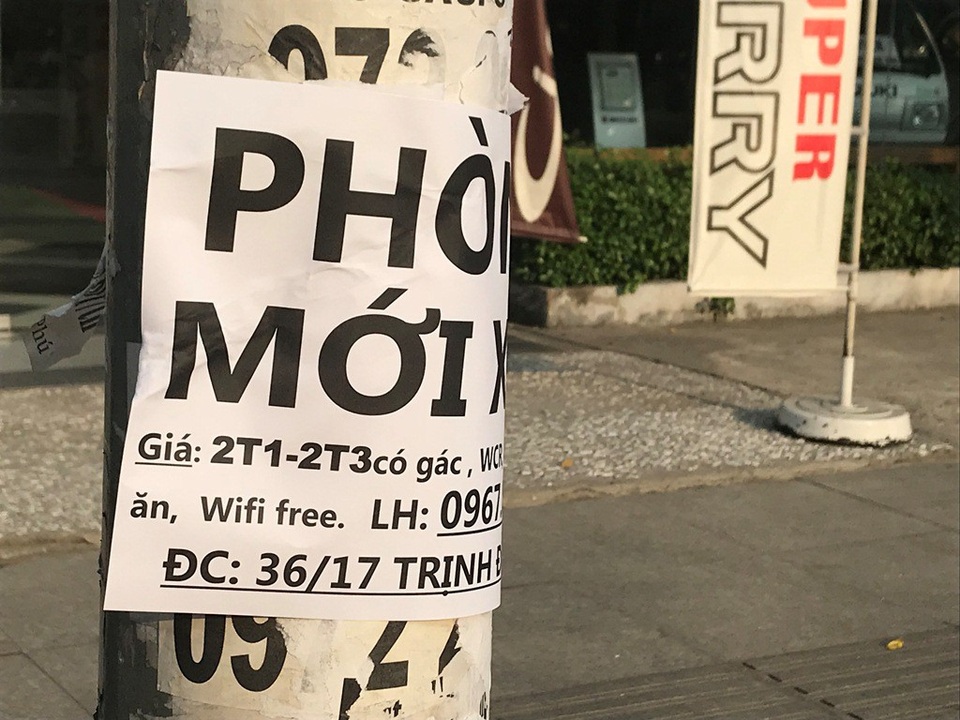 “Quảng cáo tặc” và chiêu thức hành động... nhanh như điện - 3
Tác phẩm của hai thanh niên chuyên đi dán quảng cáo.
