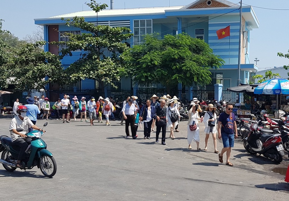 Khách nội địa đi tour biển đảo tăng nhẹ dịp lễ Giỗ tổ - 1
Du khách đổ về bến tàu du lịch Cầu Đá (Nha Trang) trưa 25/4