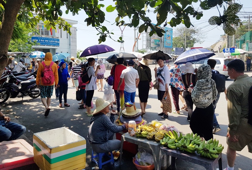 Khách nội địa đi tour biển đảo tăng nhẹ dịp lễ Giỗ tổ - 4 Du khách tại bến tàu du lịch Cầu Đá (TP Nha Trang, Khánh Hòa), trưa ngày 25/4