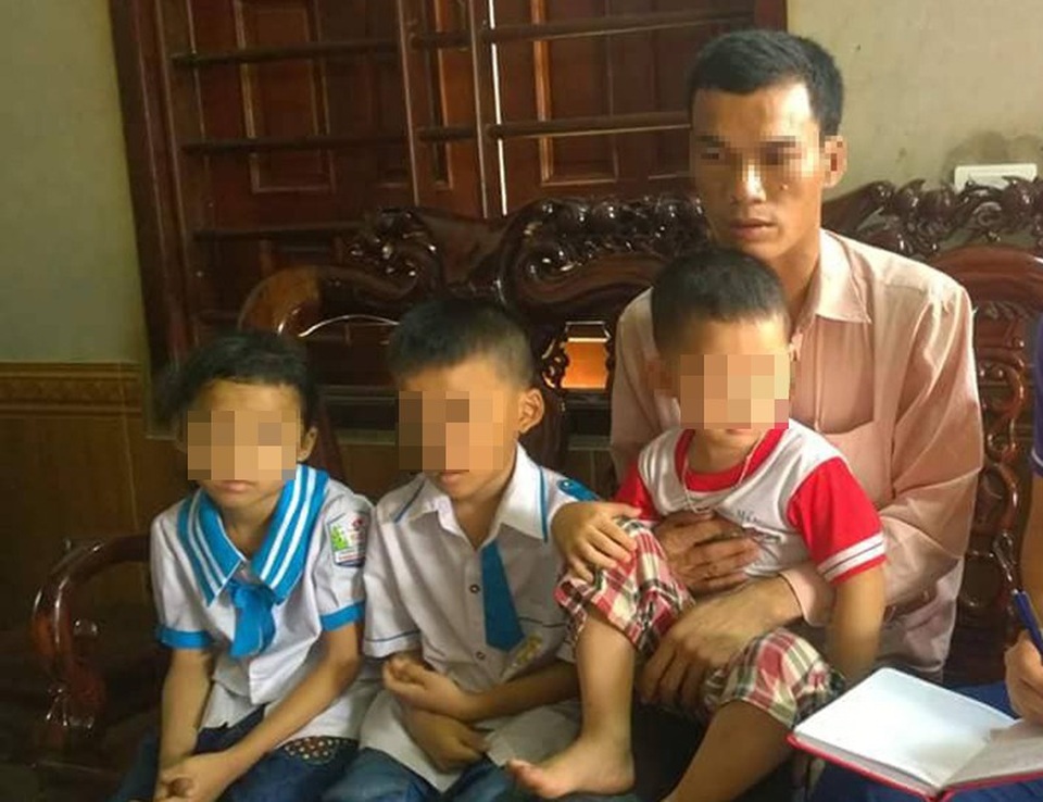 Ba con thơ nheo nhóc vì mẹ theo “Hội Thánh Đức Chúa Trời” - 1
Chị Hoan bỏ đi theo Hội Thánh Đức Chúa Trời bỏ lại 3 đứa con thơ nheo nhóc.