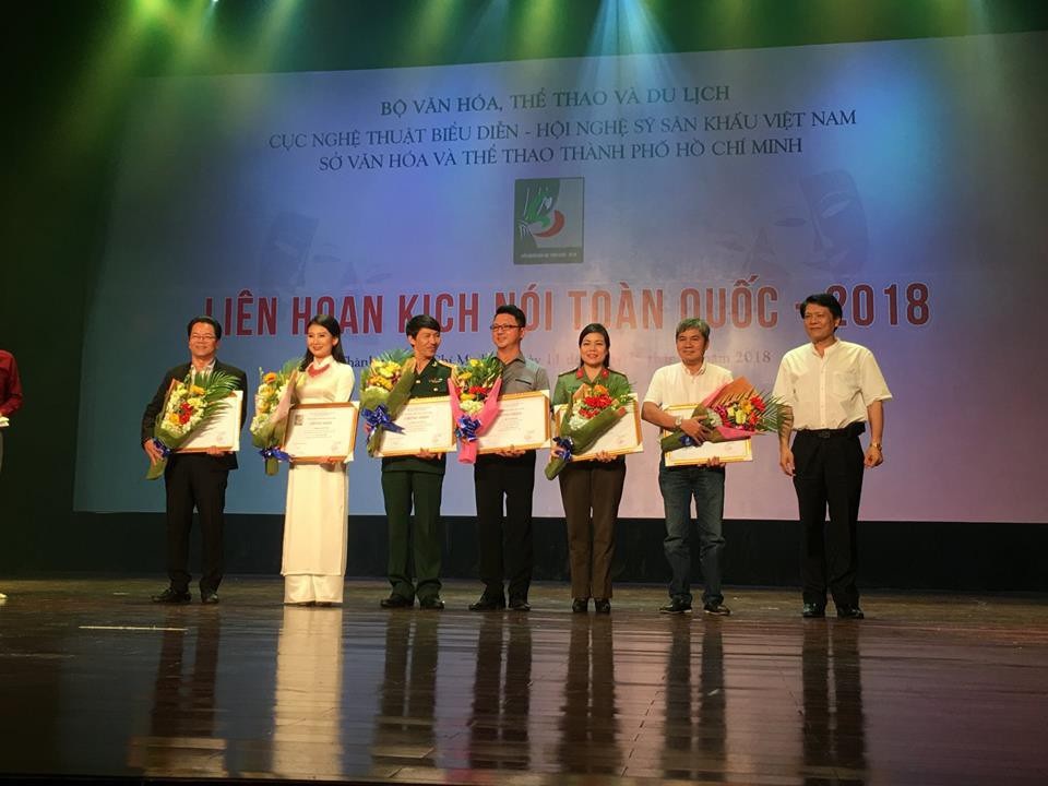 NSƯT Công Lý, Công Vượng đoạt huy chương vàng tại Liên hoan Kịch nói 2018 - 2 Các nghệ sĩ đại diện các nhà hát nhận giải trong bế mạc Liên hoan Kịch nói toàn quốc 2018.