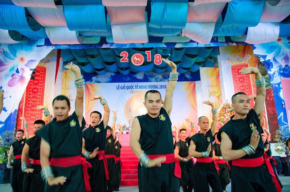 Võ sư Huỳnh Tuấn Kiệt biểu diễn công phu truyền điện công khai - 6 Võ sư Huỳnh Tuấn Kiệt biểu diễn công phu truyền điện công khai - 6