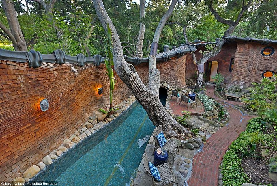 Khuôn viên bên ngoài tòa nhà