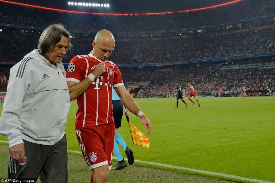 Những khoảnh khắc Real Madrid hạ gục Bayern Munich tại Đức - 20
Robben rời sân ngay phút thứ 8 là tổn thất lớn của Bayern Munich
