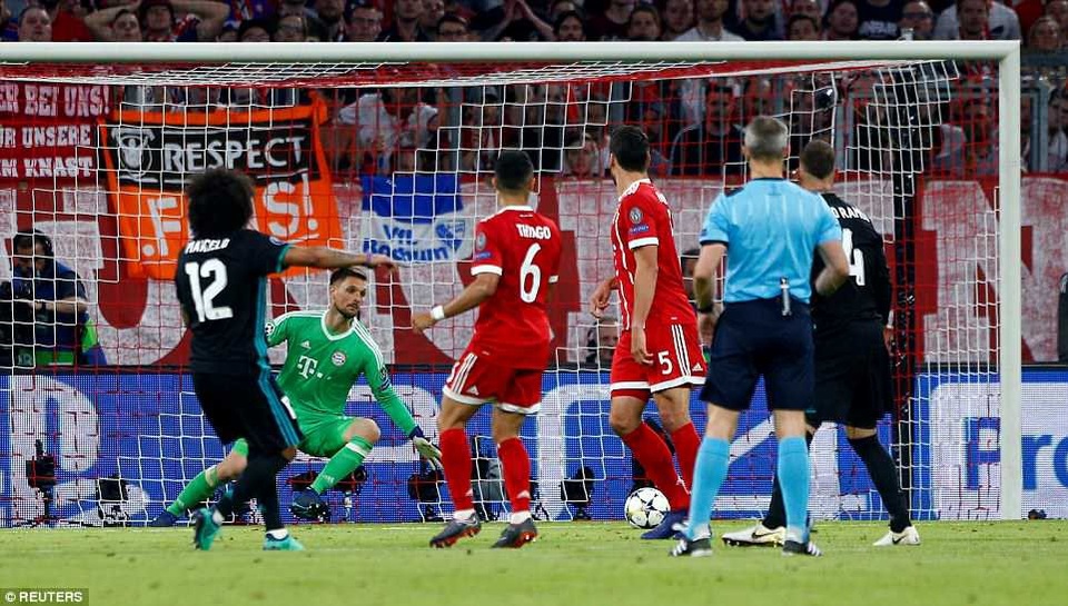 Những khoảnh khắc Real Madrid hạ gục Bayern Munich tại Đức - 10
Marcelo sút xa đẹp mắt gỡ hòa 1-1 cho Real Madrid ở phút 44