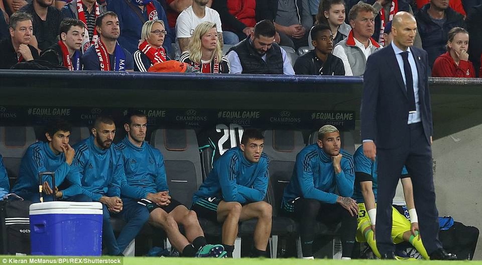 Những khoảnh khắc Real Madrid hạ gục Bayern Munich tại Đức - 9
HLV Zidane đứng ngồi không yên, còn Bale, Benzema ngồi trên ghế dự bị