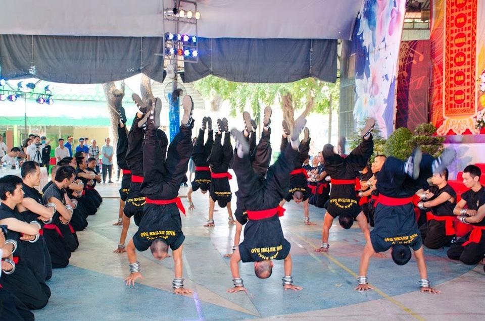 Võ sư Huỳnh Tuấn Kiệt biểu diễn công phu truyền điện công khai - 7 Võ sư Huỳnh Tuấn Kiệt biểu diễn công phu truyền điện công khai - 7