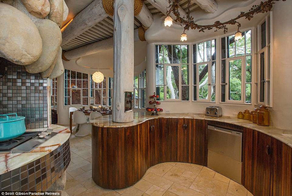 Gian bếp của nhà nghỉ nhìn khá lạ đời