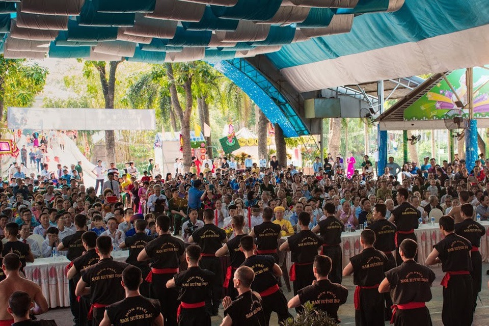 Võ sư Huỳnh Tuấn Kiệt biểu diễn công phu truyền điện công khai - 11 Phái Nam Huỳnh Đạo biểu diễn tại lễ Giổ Tổ Hùng Vương trong CVVH Đầm Sen