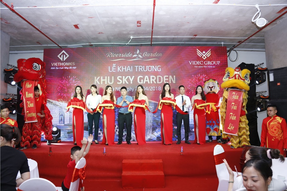 Hàng trăm khách hàng mê mẩn chiêm ngưỡng khu Sky Garden - 1 Hàng trăm khách hàng mê mẩn chiêm ngưỡng khu Sky Garden - 1