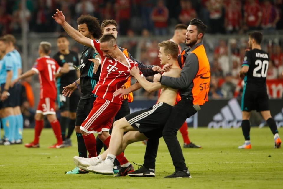 CĐV quá khích vào sân giằng áo Ribery, ôm hôn C.Ronaldo - 1 CĐV quá khích vào sân giằng áo Ribery, ôm hôn C.Ronaldo - 1