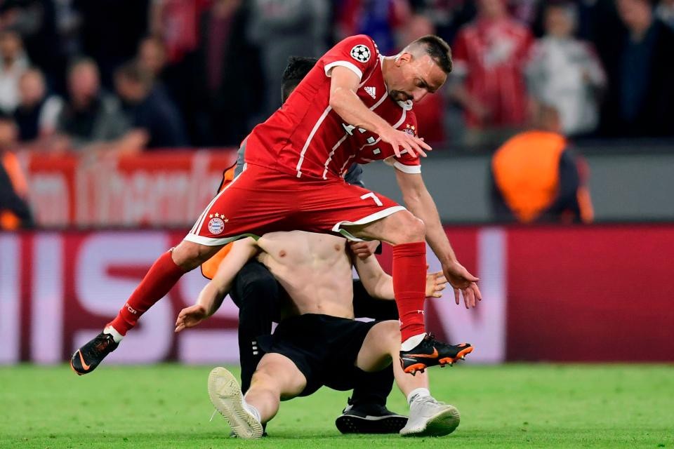 CĐV quá khích vào sân giằng áo Ribery, ôm hôn C.Ronaldo - 2 CĐV quá khích vào sân giằng áo Ribery, ôm hôn C.Ronaldo - 2