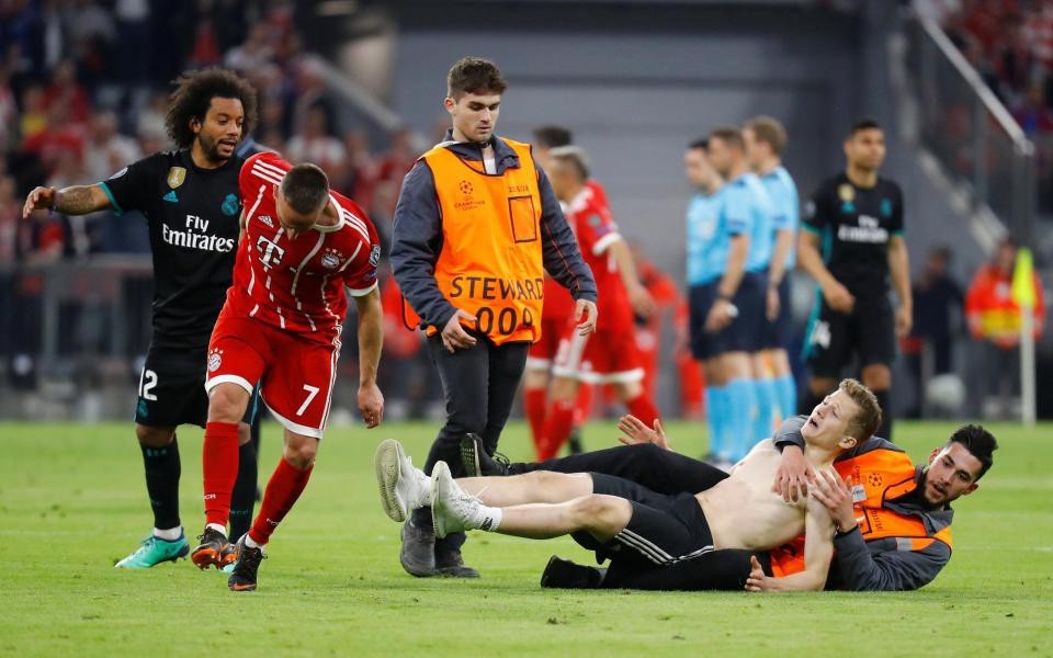 CĐV quá khích vào sân giằng áo Ribery, ôm hôn C.Ronaldo - 3 CĐV quá khích vào sân giằng áo Ribery, ôm hôn C.Ronaldo - 3