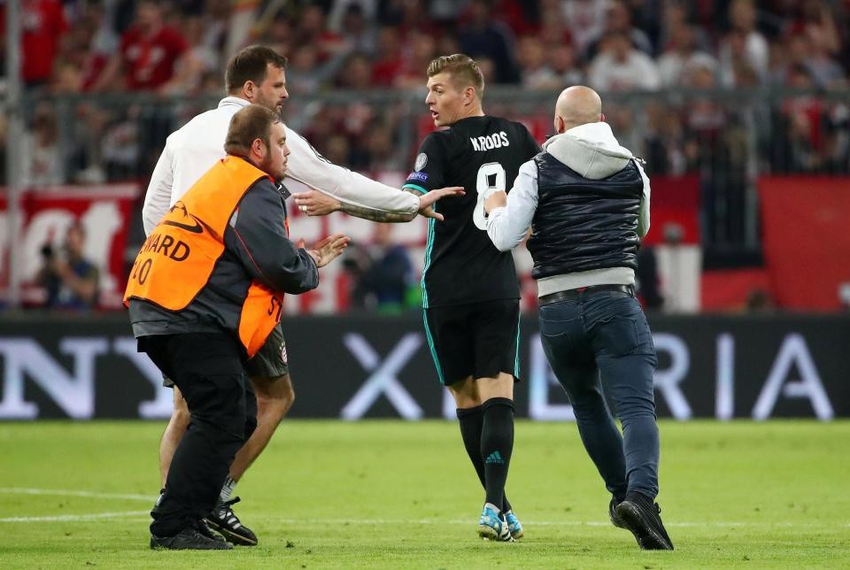 CĐV quá khích vào sân giằng áo Ribery, ôm hôn C.Ronaldo - 5 CĐV quá khích vào sân giằng áo Ribery, ôm hôn C.Ronaldo - 5