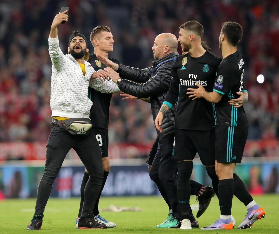 CĐV quá khích vào sân giằng áo Ribery, ôm hôn C.Ronaldo - 6 CĐV quá khích vào sân giằng áo Ribery, ôm hôn C.Ronaldo - 6