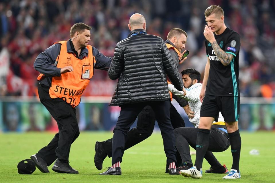 CĐV quá khích vào sân giằng áo Ribery, ôm hôn C.Ronaldo - 7 CĐV quá khích vào sân giằng áo Ribery, ôm hôn C.Ronaldo - 7