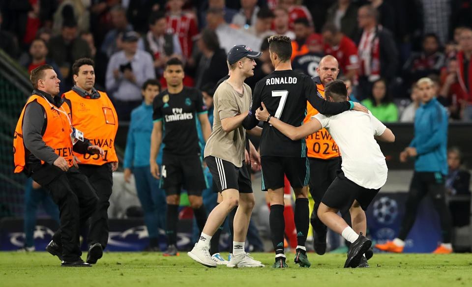 CĐV quá khích vào sân giằng áo Ribery, ôm hôn C.Ronaldo - 8 CĐV quá khích vào sân giằng áo Ribery, ôm hôn C.Ronaldo - 8