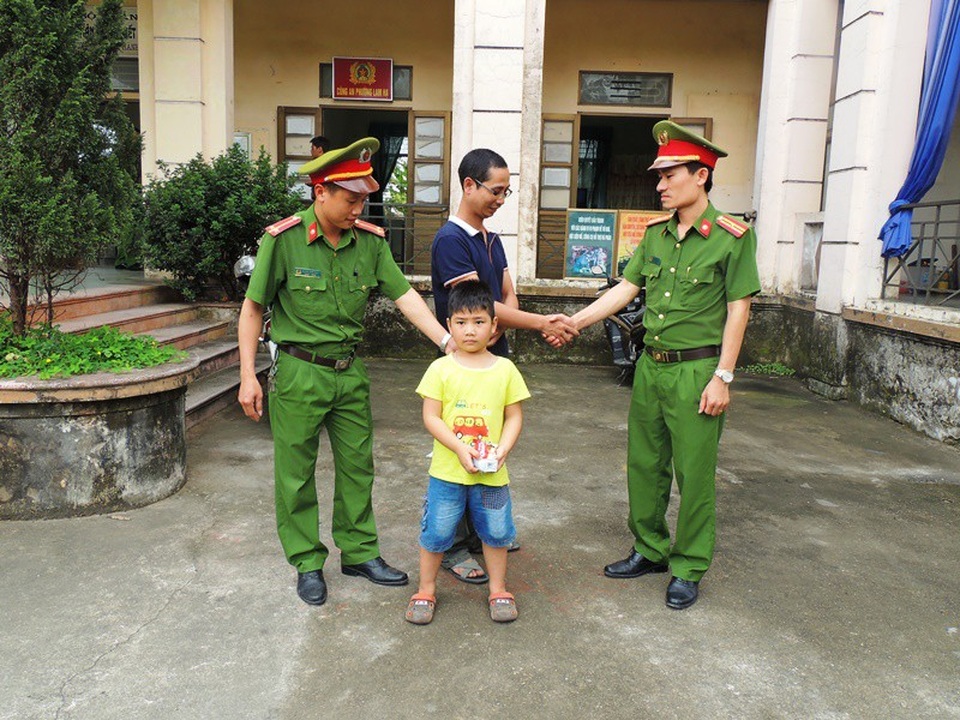 Công an phường giúp bé trai 6 tuổi đi lạc đoàn tụ với gia đình - 1 Công an phường Lam Hạ giúp cháu Nghĩa tìm lại được người thân sau khi đi lạc (ảnh: Công an Hà Nam)