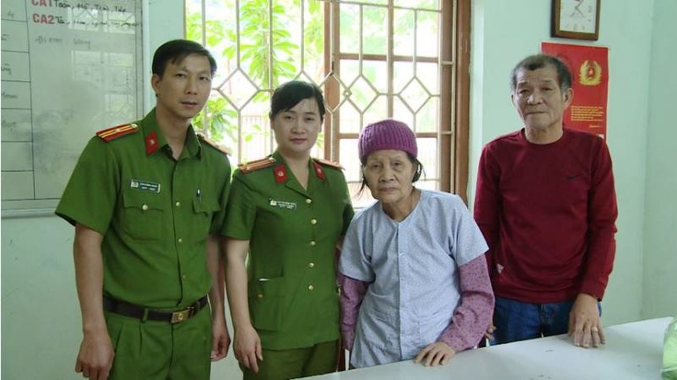 Công an phường giúp bé trai 6 tuổi đi lạc đoàn tụ với gia đình - 2 Công an phường Trần Hưng Đạo, thành phố Thái Bình giúp cụ bà Lương Thị Nguyệt tìm lại gia đình (ảnh: Công an Thái Bình)