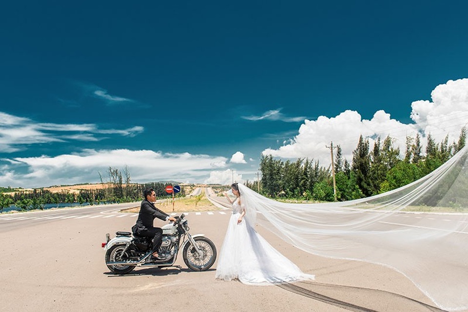 Cặp đôi yêu nhau 6 năm, từng nghĩ hôn nhau là... có em bé - 5
“Yêu nhau đủ rồi mình cưới thôi em”, thế là cả hai quyết định về chung một nhà để cùng chia sẻ ngọt bùi trong cuộc sống. Hành trình chụp ảnh cưới của họ cũng vi vu chẳng khác nào những cung đường họ từng ghi dấu trên hành trình yêu. Không giống những cặp đôi khác, Anh Kiệt và Thuỳ Dương lại di chuyển bằng xe môtô qua các địa điểm để chụp ảnh cưới. Bởi họ muốn những khoảnh khắc được ghi lại sẽ là những trải nghiệm của cả hai.