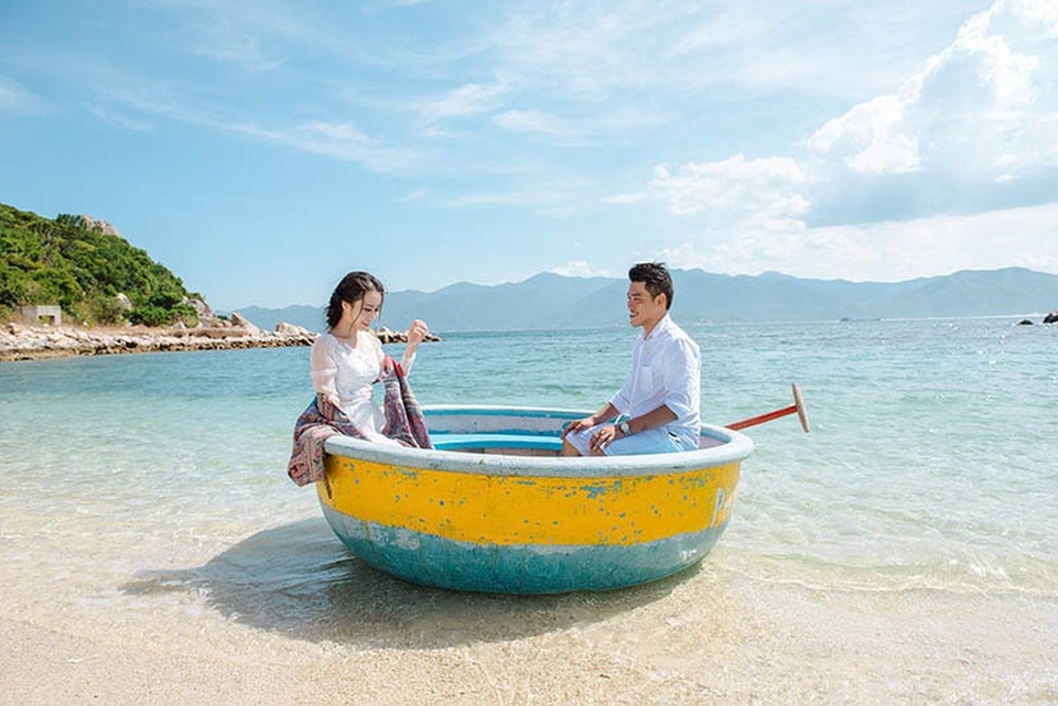 Cặp đôi yêu nhau 6 năm, từng nghĩ hôn nhau là... có em bé - 4 Theo lời anh kể thì đó là chuyến đi từ Sài Gòn đến Đà Nẵng, đúng dịp tết nhưng anh vẫn xin phép gia đình Thuỳ Dương để cả hai được “đi trốn” cùng nhau. “Hai đứa đi bằng xe máy, trên đường có những đoạn đúng trời tối, vừa sợ vừa thử thách sự kiên gan của bản thân”.