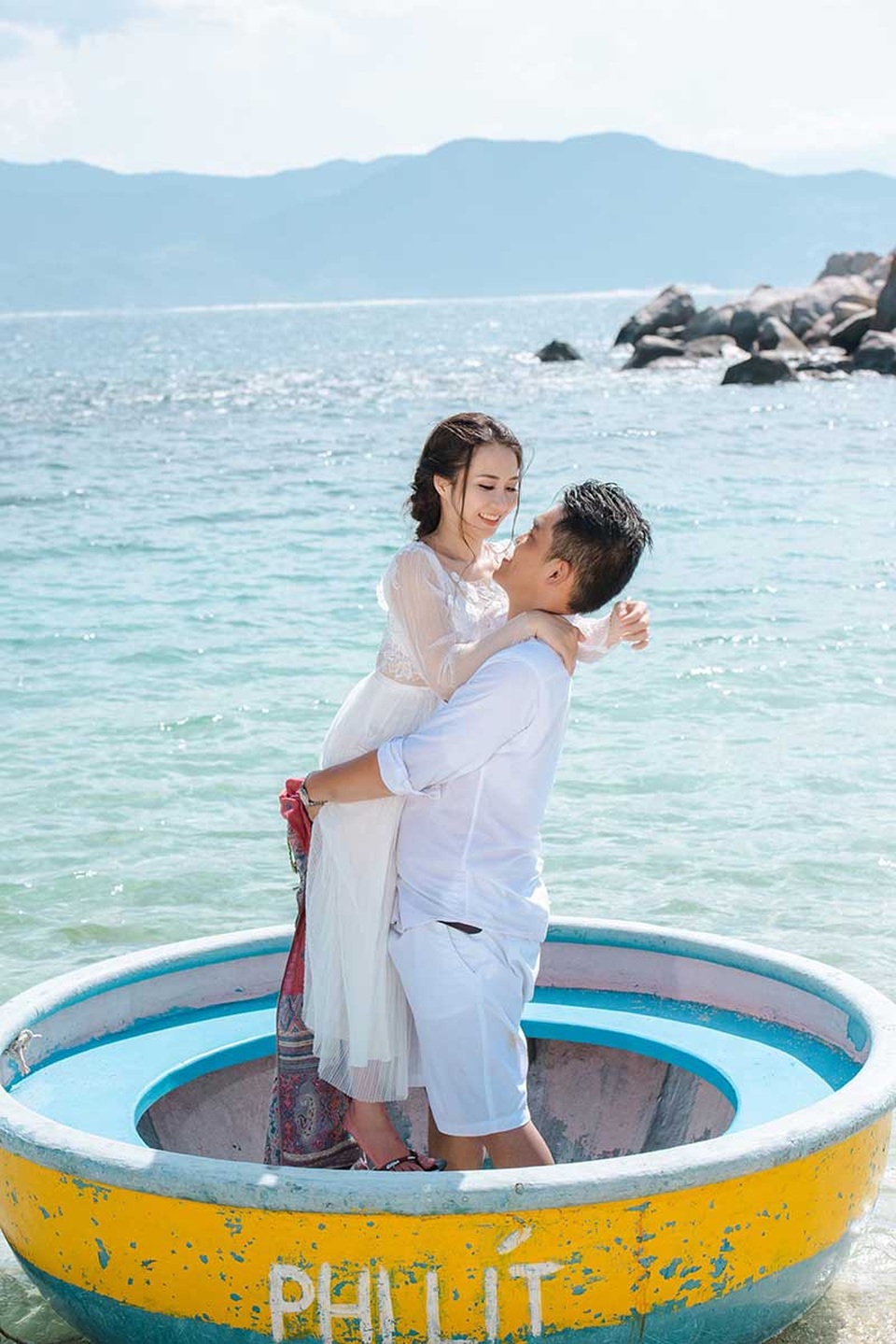 Cặp đôi yêu nhau 6 năm, từng nghĩ hôn nhau là... có em bé - 2 Anh Kiệt nhớ lại: “Lúc mới yêu cả hai đứa ngô nghê lắm, em thì sợ bị mình lừa, quen nhau hơn tháng trời mới dám nắm tay và hôn. Bởi tụi mình còn tưởng nắm tay và hôn là có em bé, đến giờ nghĩ lại vẫn thấy buồn cười”.