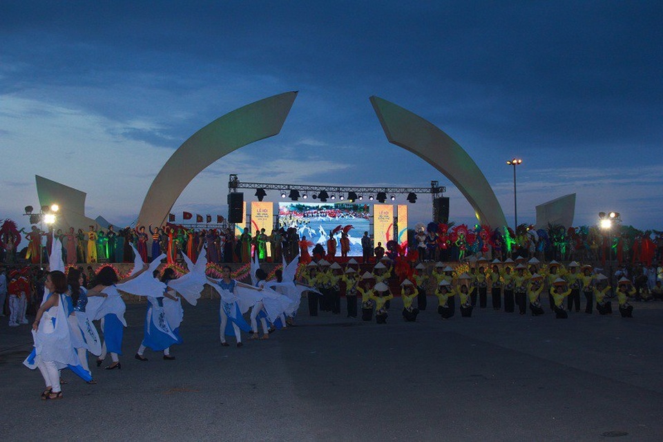 Quảng Bình: Dàn hoa hậu, nghệ sỹ “hâm nóng” lễ hội diễu hành đường phố - 14