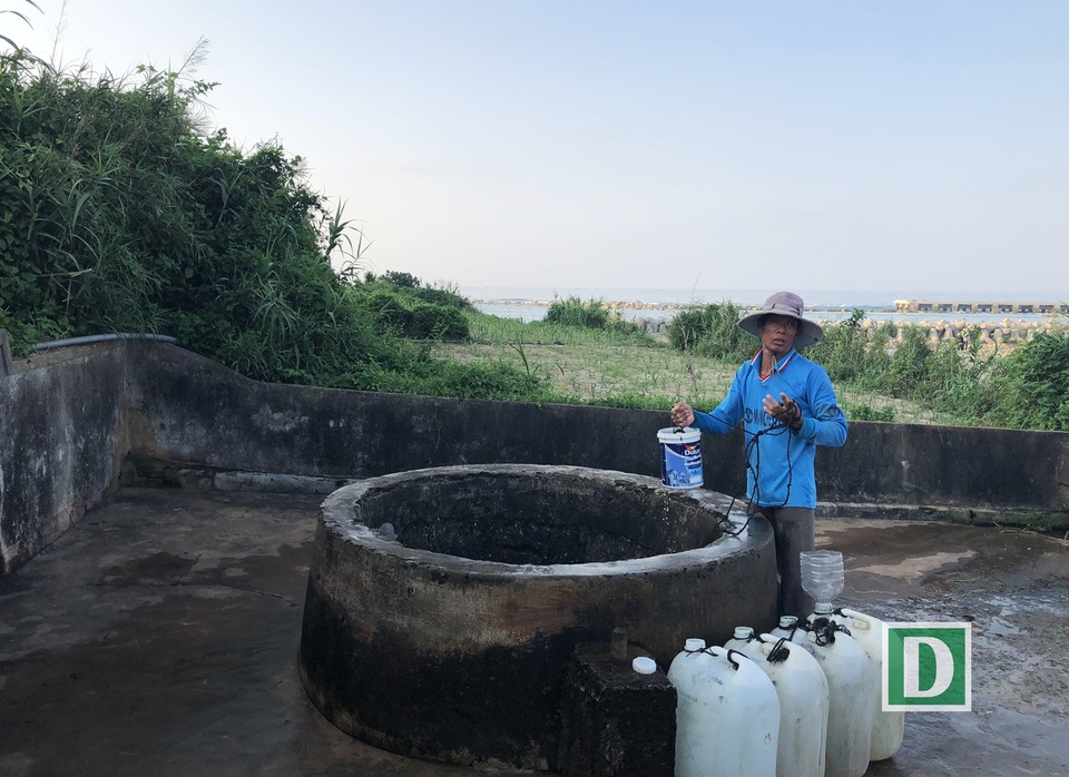 Lý Sơn: “Biển trời bao la, đẹp như gấm hoa” - 6 Trên đảo có một giếng cổ hàng trăm năm tuổi, có nhiều giả thuyết đây là giếng của người Chăm, còn có tên gọi là giếng Vua. Nhiều người dân địa phương vẫn dùng nước giếng này trong sinh hoạt thường ngày.