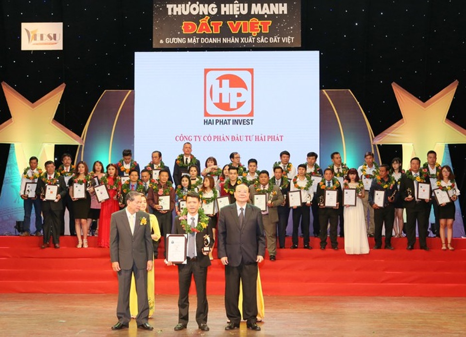 Hải Phát Invest đạt top 10 thương hiệu mạnh Đất Việt 2018 - 1
Ông Phạm Minh Tuấn – Phó TGĐ Hải Phát Invest vinh dự lên nhân giải thưởng