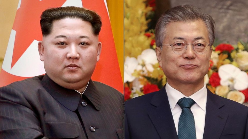 Hành trang Tổng thống Hàn Quốc mang theo tới bàn đàm phán với ông Kim Jong-un - 1 Nhà lãnh đạo Kim Jong-un (trái) và Tổng thống Moon Jae-in (Ảnh: ABC News)