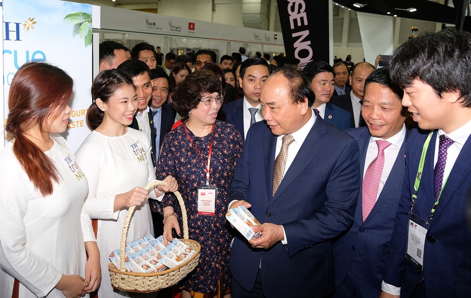 Thủ tướng thăm gian hàng Việt Nam tại Hội chợ FHA 2018 - 1 Thủ tướng và Đoàn Cấp cao Việt Nam thăm các gian hàng Việt Nam tại Hội chợ. Ảnh: VGP/Quang Hiếu